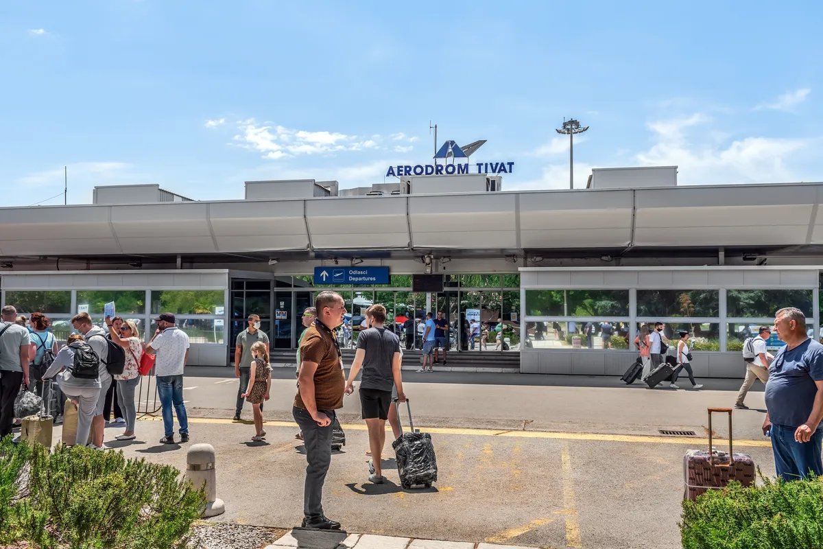 Serbian opposition on Tivat incident: Vucic sent a plane full of criminals to guard him