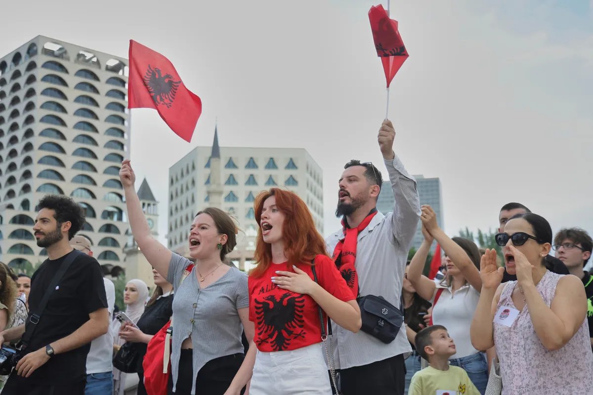 Nastavljeni protesti u Albaniji: Demonstranti se sukobili sa policijom i probili zaštitnu ogradu