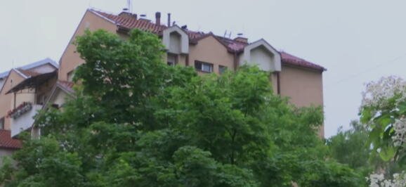 PLANUO KROV ZGRADE NA BEŽANIJSKOJ KOSI U GLUVO DOBA NOĆI: Stanari hitno evakuisani zbog požara (FOTO)