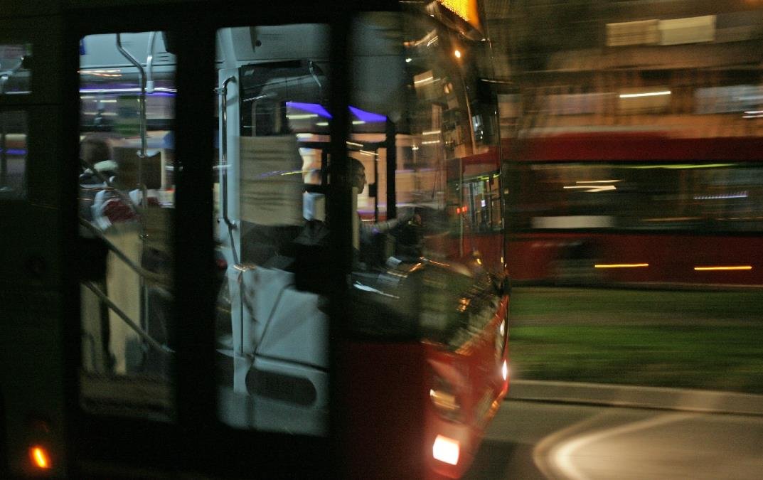VOZAČ (52) AUTOBUSA U TRENU IZGUBIO SVEST ZA VOLANOM Detalji noćne drame na Brankovom: Udarao u sve pred sobom, o herojstvu Beograđana se priča