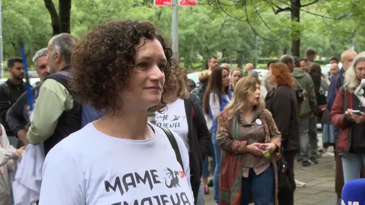Protest roditelja Jovinih đaka ispred Ministarstva prosvete: Kriza u gimnaziji se produbljuje, došli smo da razgovaramo s ministrom