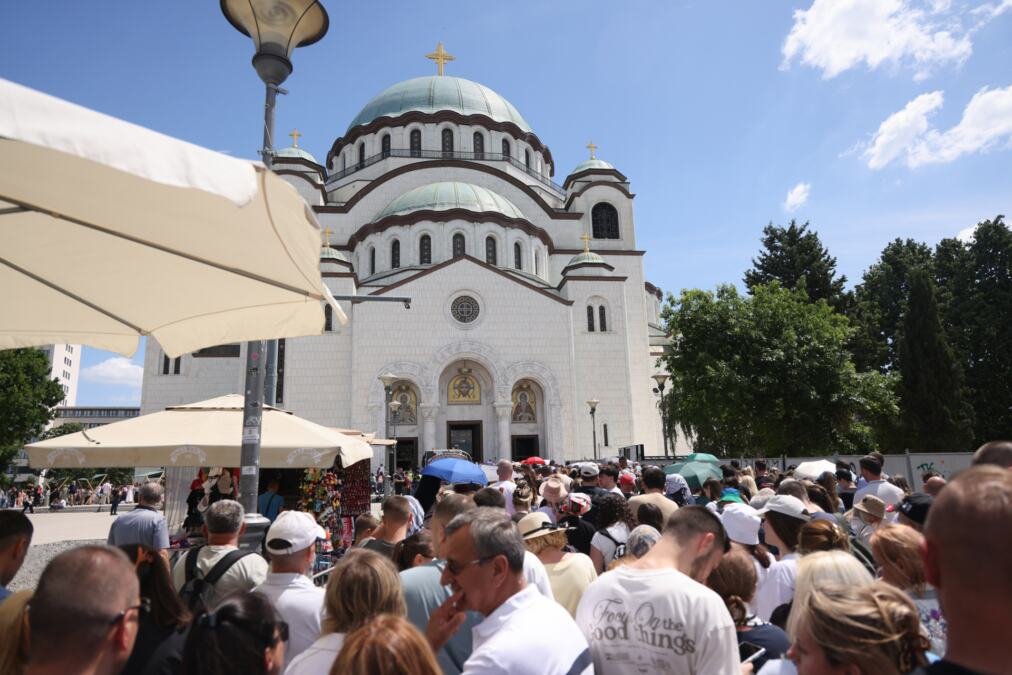 "Čekala sam 14 sati, onesvestila sam se ispred Hrama" Poznata Srpkinja više od pola dana čekala da vidi bogorodičin pojas