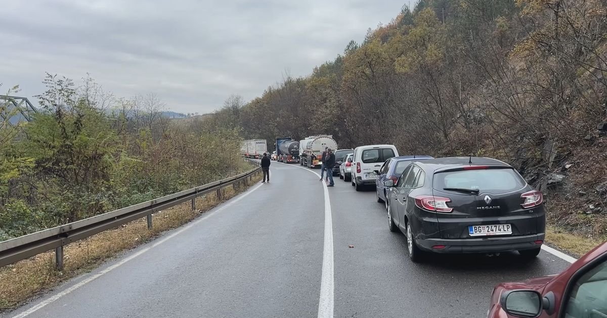UZNEMIRUJUĆI SNIMAK! Bahata vožnja na jako rizičnoj deonici u Srbiji, za dlaku izbegnuta velika tragedija