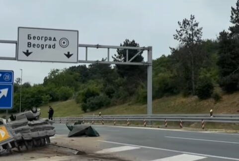 PAŽNJA, PREVRNUO SE AUTOMOBIL NA SAMOM ULASKU U BEOGRAD: Saobraćajna nesreća na auto-putu iz smera Niša, vozači, oprez! (VIDEO)
