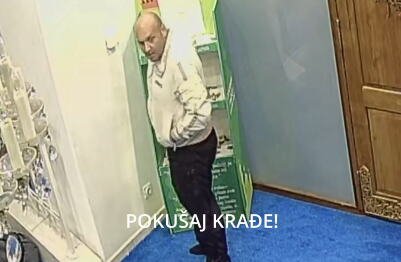 BIZARAN SNIMAK IZ SARAJEVA! Poznati lopov ponovo "operisao" u džamiji: Krao Kuran i slatkiše deci, sada je napravio KOBNU GREŠKU sa "pogrešnim patikama"