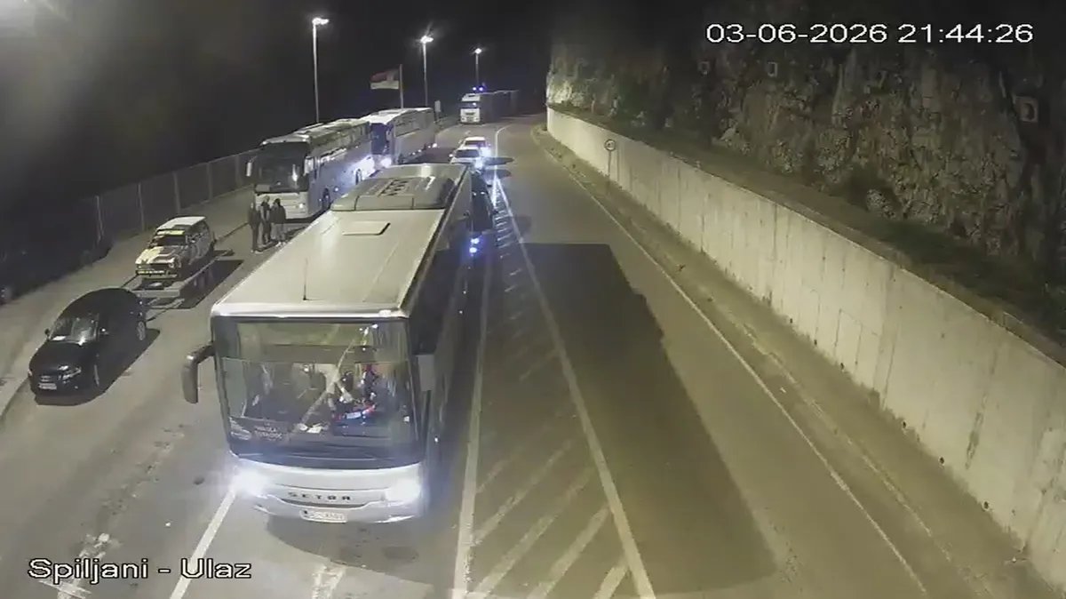 Autobus pun dece iz Kotora stajao satima na srpskoj granici, pušteni da nastave put tek posle ponoći