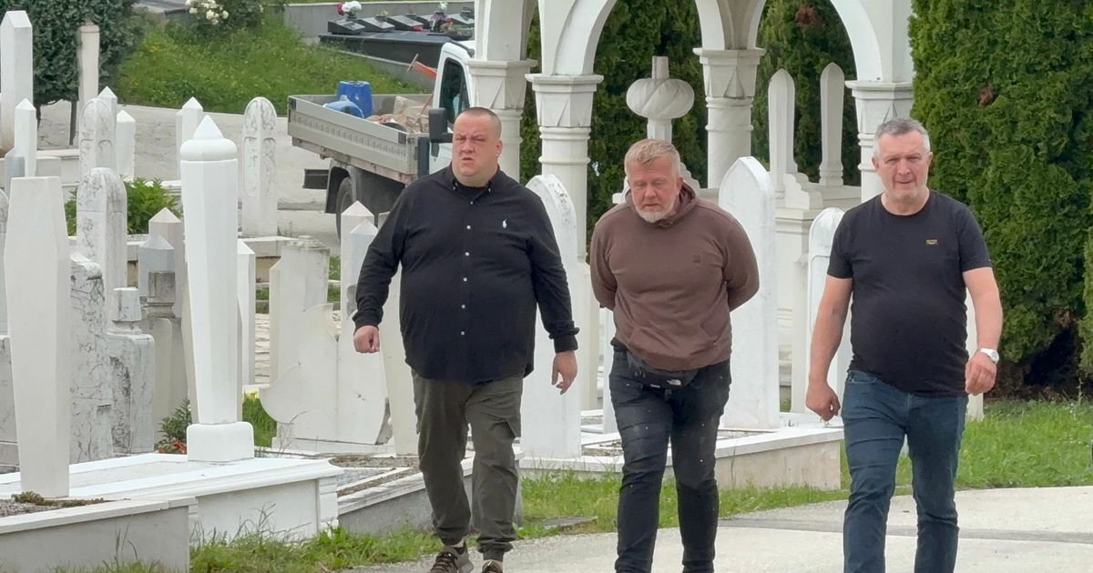 Sahrana Sejde Bešlić, počivaće pored Halida: Dino u crnoj košulji utučen stigao na groblje, prišao grobu