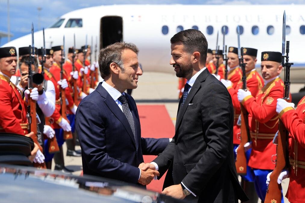 EMANUEL MAKRON STIGAO U CRNU GORU! Na aerodromu ga dočekao Jakov Milatović, dvojica lidera će jedan drugom uručiti NAJVIŠA državna ODLIKOVANJA! (FOTO)