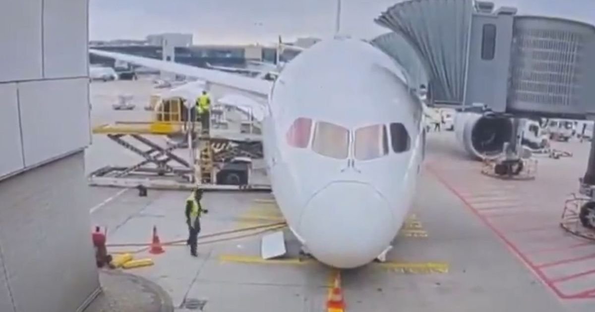 Nesvakidašnji incident u Frankfurtu: Godinu dana star Drimlajner Lufthanze pao na nos na gejtu