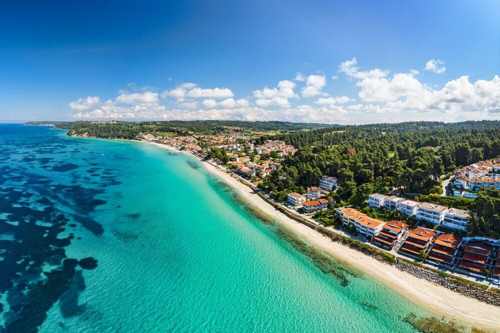 "RUSI NE BI TREBALO DA SE SUNČAJU NA EVROPSKIM PLAŽAMA, DOK UKRAJINCI GINU" Ovih 11 zemalja traži uvođenje OŠTRIJIH MERA ruskim putnicima pred letnje odmore!