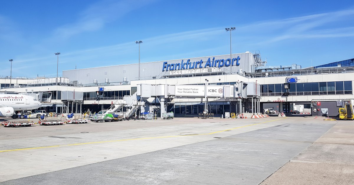 Parkirani avion "pao" zbog kvara na prednjem točku: Nestvaran snimak sa aerodroma u Frankfurtu