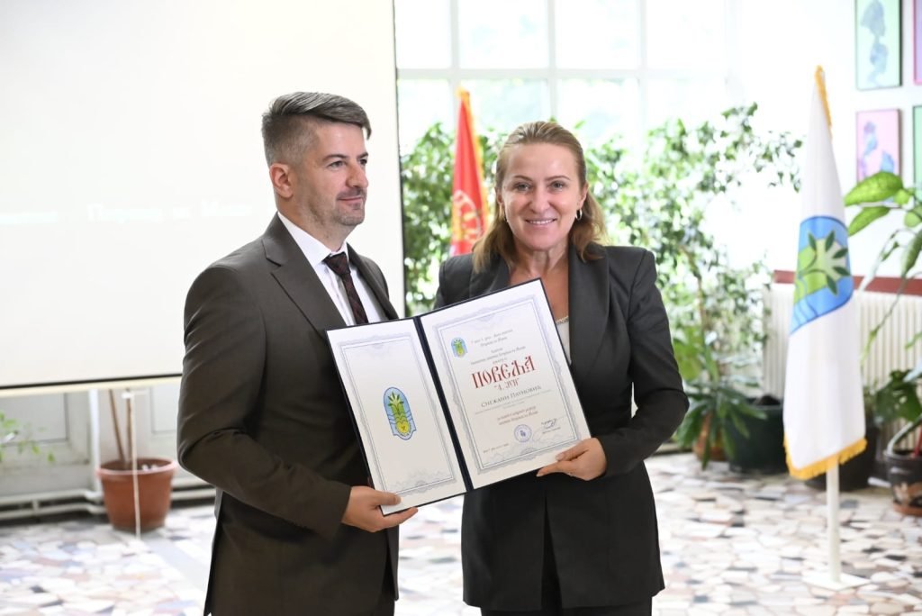 Priznanje 4. jun uručeno je ministarki Snežani Paunović povodom Dana opštine Petrovac na Mlavi