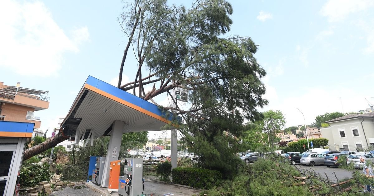 TORNADO pogodio Rim, snimci su ZASTRAŠUJUĆI! Nosio sve pred sobom, rasturio delove grada!