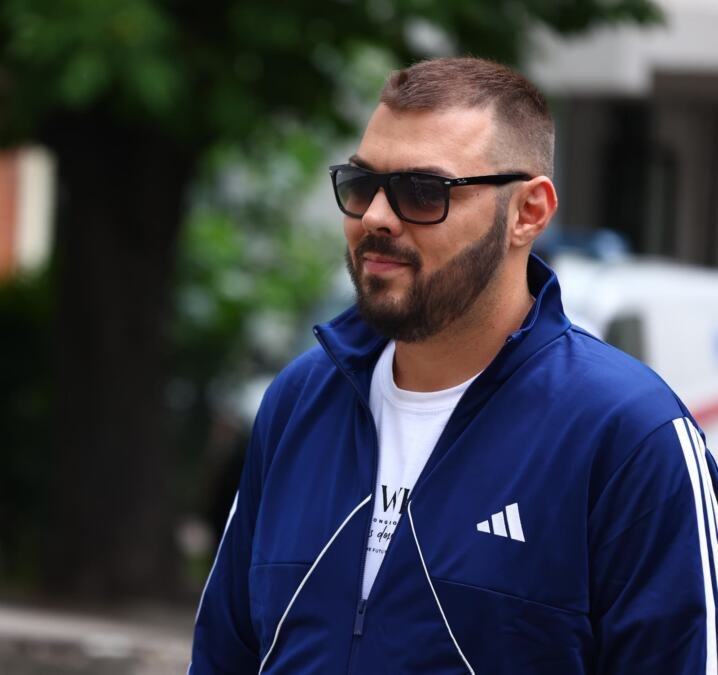 EVO ŠTA RADI SLOBA VASIĆ NAKON IZLASKA IZ LAZE LAZAREVIĆ! Stavio vizir na lice, pa izašao među svet: Prolaznici ostali u šoku!