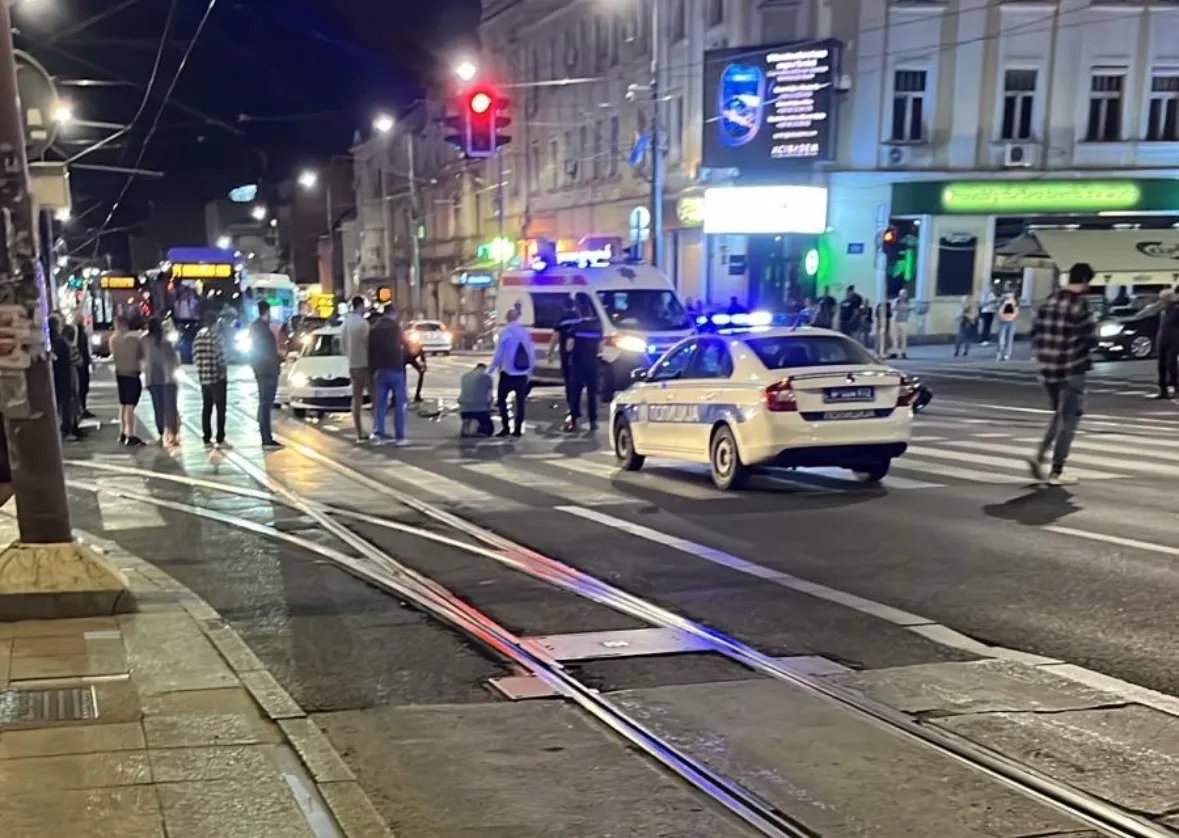Teška saobraćajna nesreća u Ruzveltovoj: Automobil naleteo na motor, ima povređenih