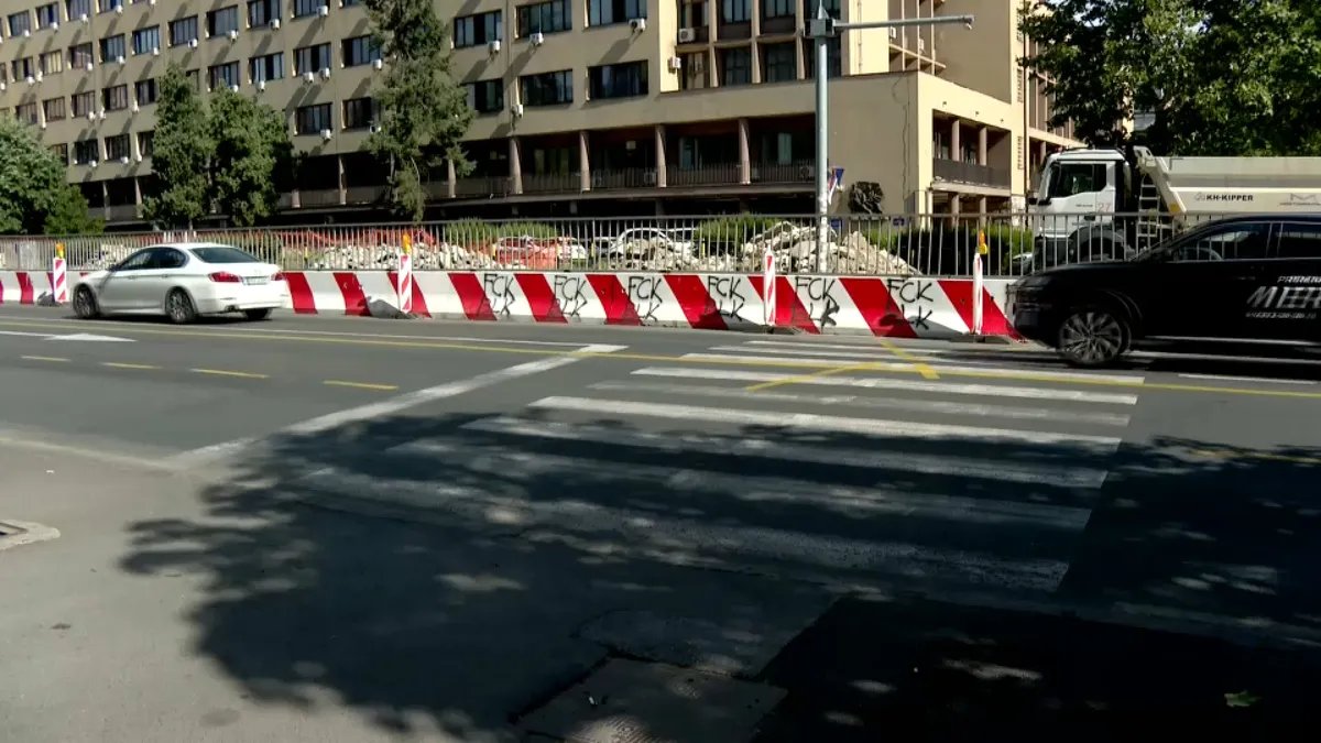 Ograda usred Bulevara Despota Stefana odsekla pešake od prelaza: Meštani zaobilaze i do kilometar