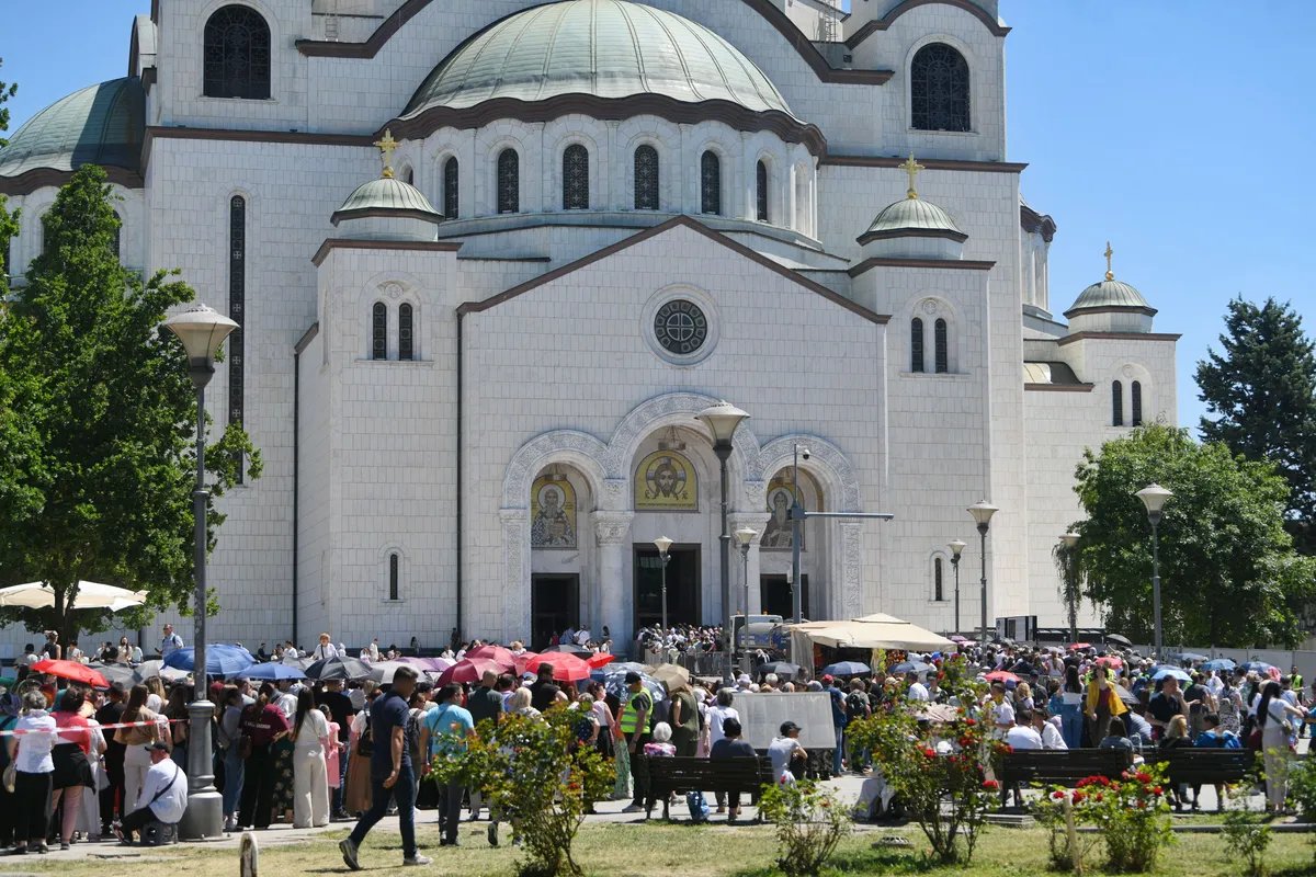 Uhapšena žena (48) u Beogradu: Vernike koji su čekali u redu ispred Hrama gađala staklenim flašama sa prozora zgrade