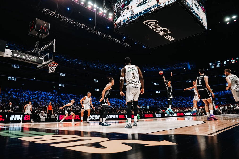 ISPLIVAO VIDEO! Partizan brutalno pokraden protiv Dubaija? Pogledajte šta se sve dešavalo na meču (VIDEO)