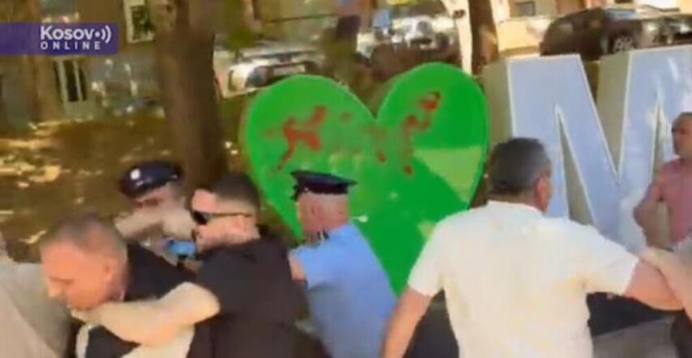 UHAPŠENI SRPSKI ČELNICI! HAOS U SEVERNOJ MITROVICI: Policija odgurala i privela gradonačelnika