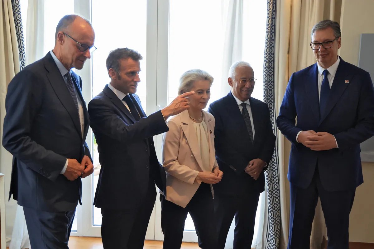 Oglasio se Makron posle susreta s Vučićem
