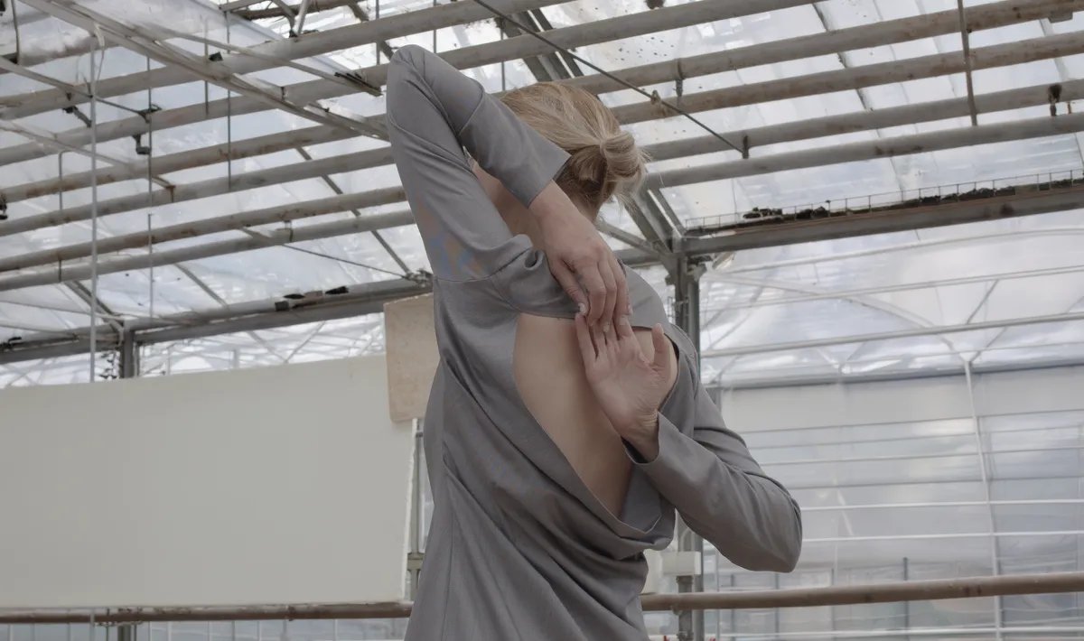 "Telo u kostimu kao jedina konstanta": Video instalacija "Displacement" Selene Orb u galeriji Kolektiv