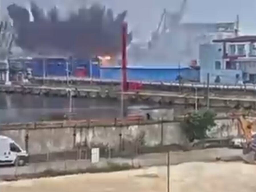 SNIMLJEN TRENUTAK UDARA DRONA U RUMUNSKU LUKU KONSTANCA! Novinarka se hvata za glavu i beži zajedno s radnicima! Oglasila se EU! Dan: "Građani su bezbedni"