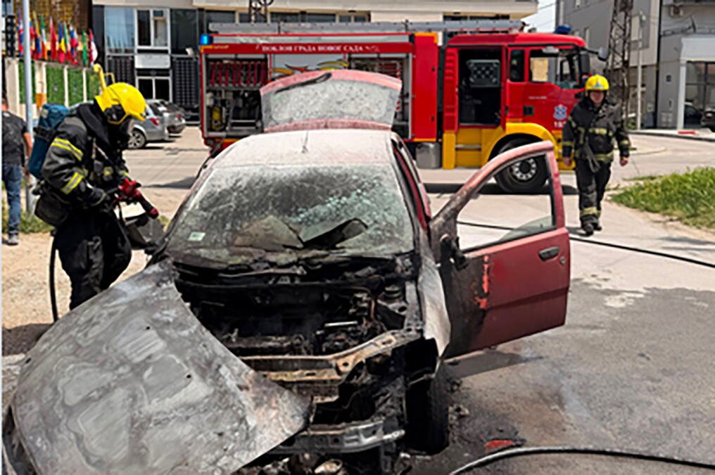 DRAMA U NOVOM SADU: Zapalio se "punto" u pokretu, plamen progutao automobil nasred ulice (FOTO)