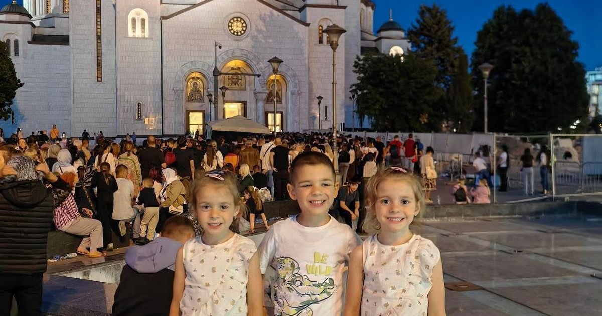 Molila sam se i nosila ga 2 godine, dok nisam dobila trojke: Marija sa decom 11 sati čekala da celiva Pojas