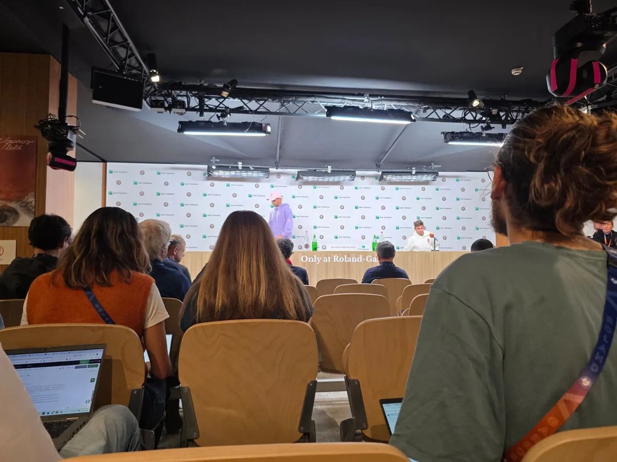FOTO Scena koju nikad pre niste videli: Dva rivala zajedno ušetala na konferenciju za medije, a onda usledilo objašnjenje šoka
