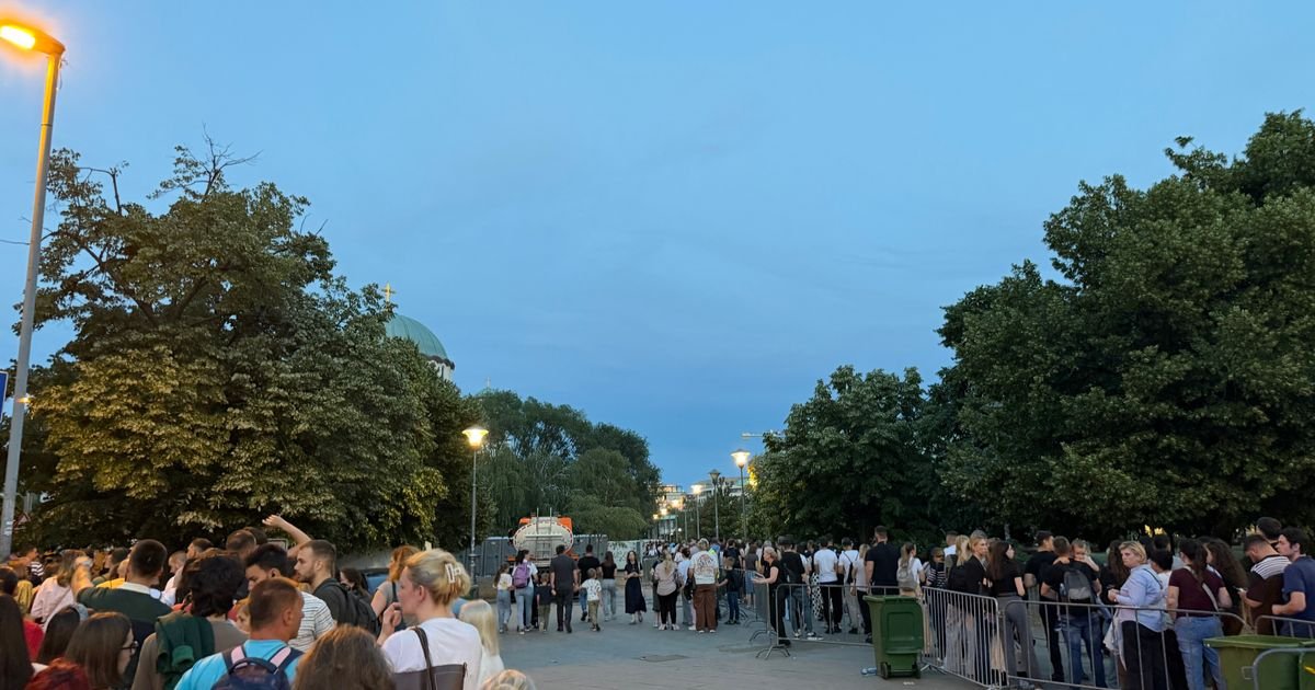 Više hiljada vernika je trenutno ispred Hrama Svetog Save: Reka ljudi strpljivo čeka, SNIMAK VRAĆA VERU