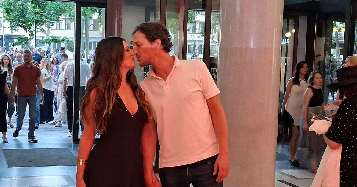 Glumica u ultra mini haljini sa dubokim dekolteom ljubi svog kolegu: Sve oči uprte u njih, oni kao da su sami