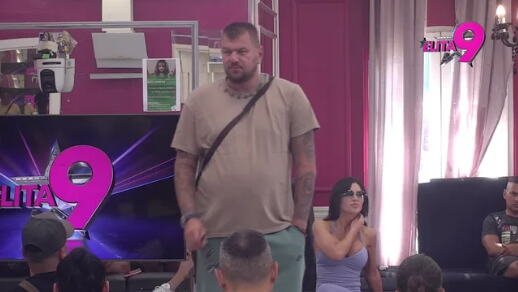 "PROLAZI PORED NAŠEG KREVETA KAO KATAPULTIRANA" Haos u Eliti - Kačavendi se drma tlo pod nogama zbog Janjuševe veze sa Vanjom: Ne može da ga preboli...