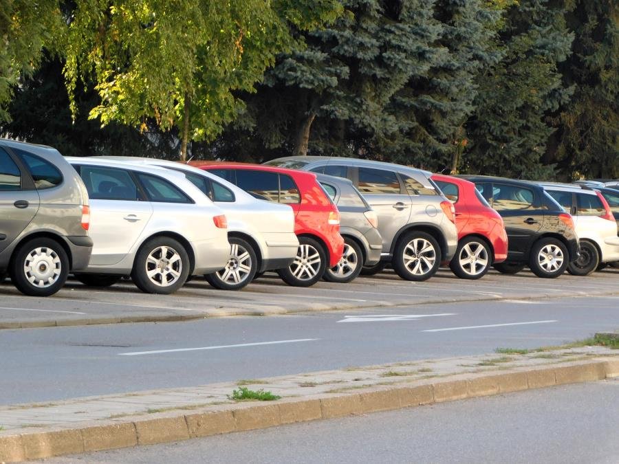 REŠENJE ZA HAOS SA PARKIRANJEM U NIŠU: Uvode se senzori i aplikacija za slobodna mesta, a evo gde će se graditi nove višespratne garaže