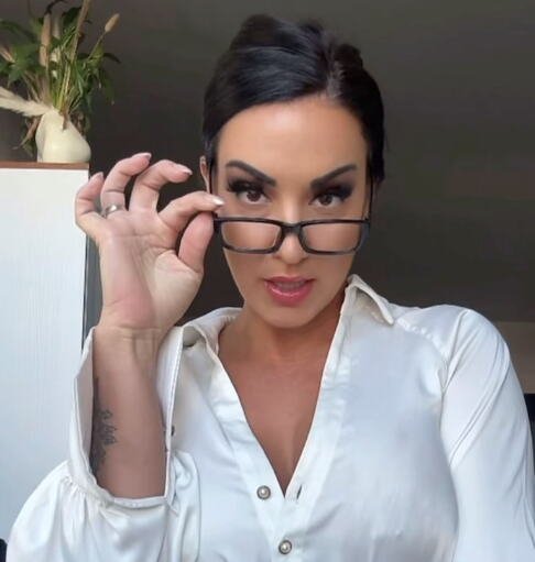 Bila sam učiteljica, a sad snimam za OnlyFans: Muž se ne ljuti uopšte, lova je mnogo bolja (foto)