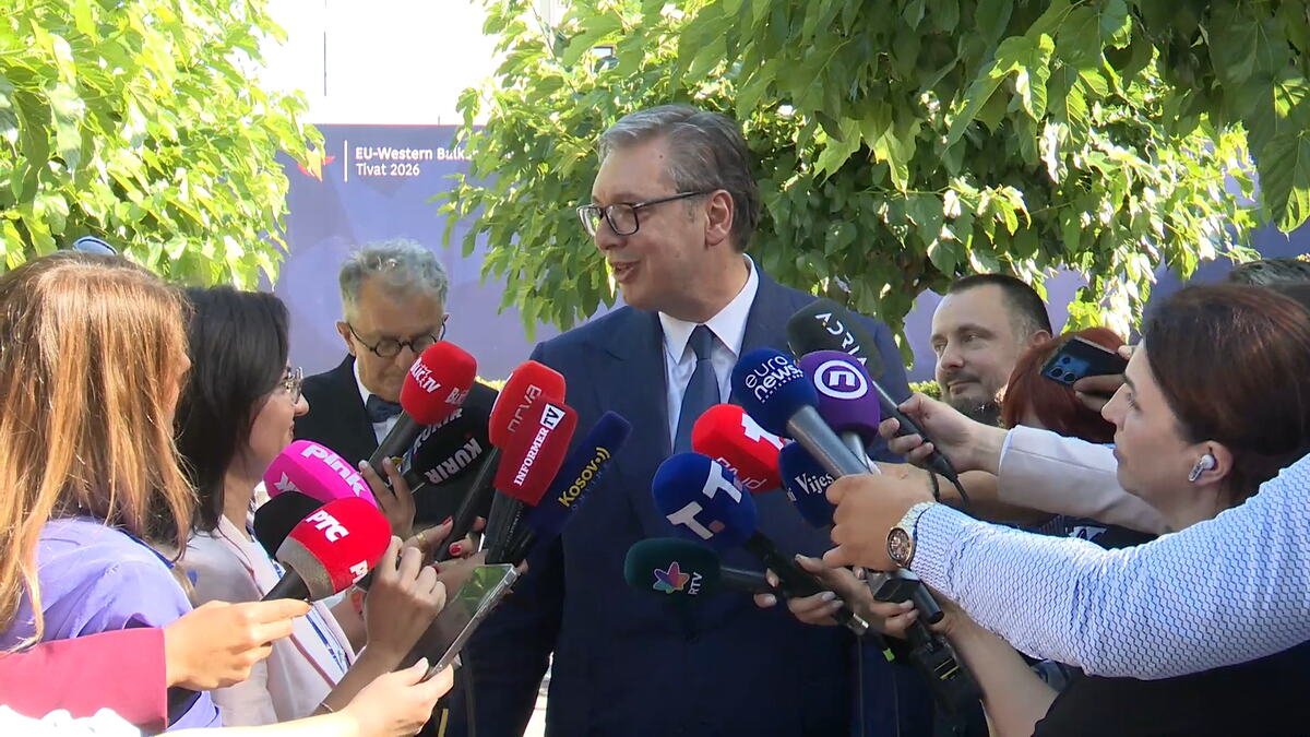 TO JE HILJADU PUTA VAŽNIJE I OZBILJNIJE PITANJE! Ovako su u Crnoj Gori pokušali da isprovociraju Vučića, on im sa osmehom odgovorio: "LEP I LAK VAM JE ŽIVOT..."