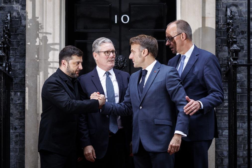 OKUPLJANJE SAVEZNIKA U LONDONU! Zelenski sa TROJICOM LIDERA razmatra zajedničku TAKTIKU protiv Putina, Tramp poručio: "Neka oni to reše"