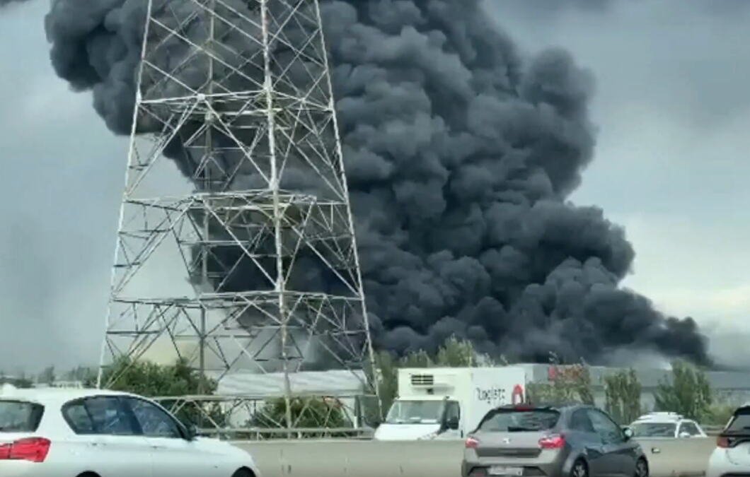 NAREĐENA HITNA EVAKUACIJA! Fabrika automobila u plamenu, gusti crni dim prekrio nebo! (VIDEO)