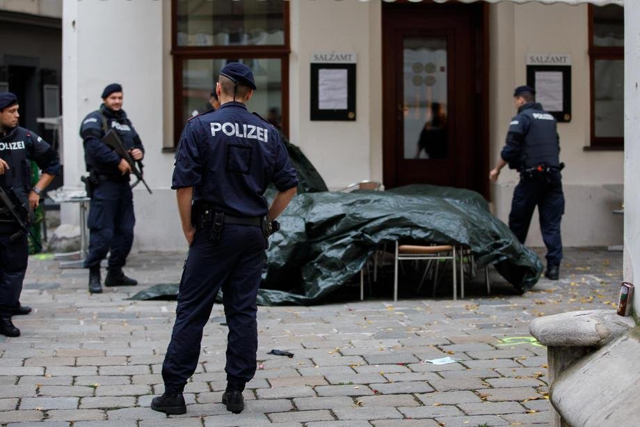 JEZIVI OBRT U SLUČAJU ŽENE ZABETONIRANE U ZID KUĆE: Trag vodi u Beč, policija hitno zapečatila stan njenog sina!