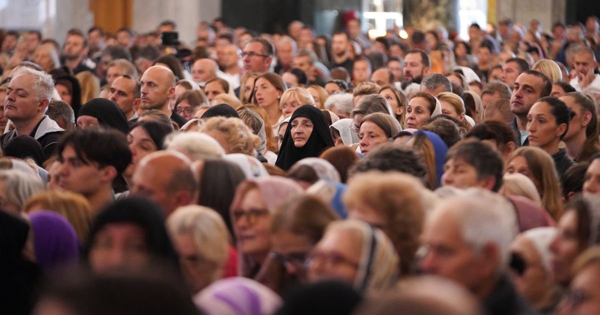 Tokom ispraćaja Časnog pojasa, ova haljina privukla je posebnu pažnju: Modno izdanje dostojno dana u Hramu