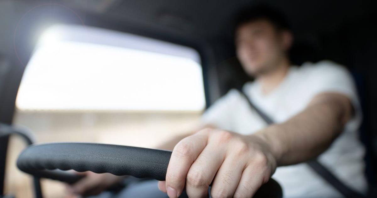 Jeziv udes na "Milošu Velikom": Kombi se silovito zakucao u kamion kod Lajkovca, delovi rasuti po putu