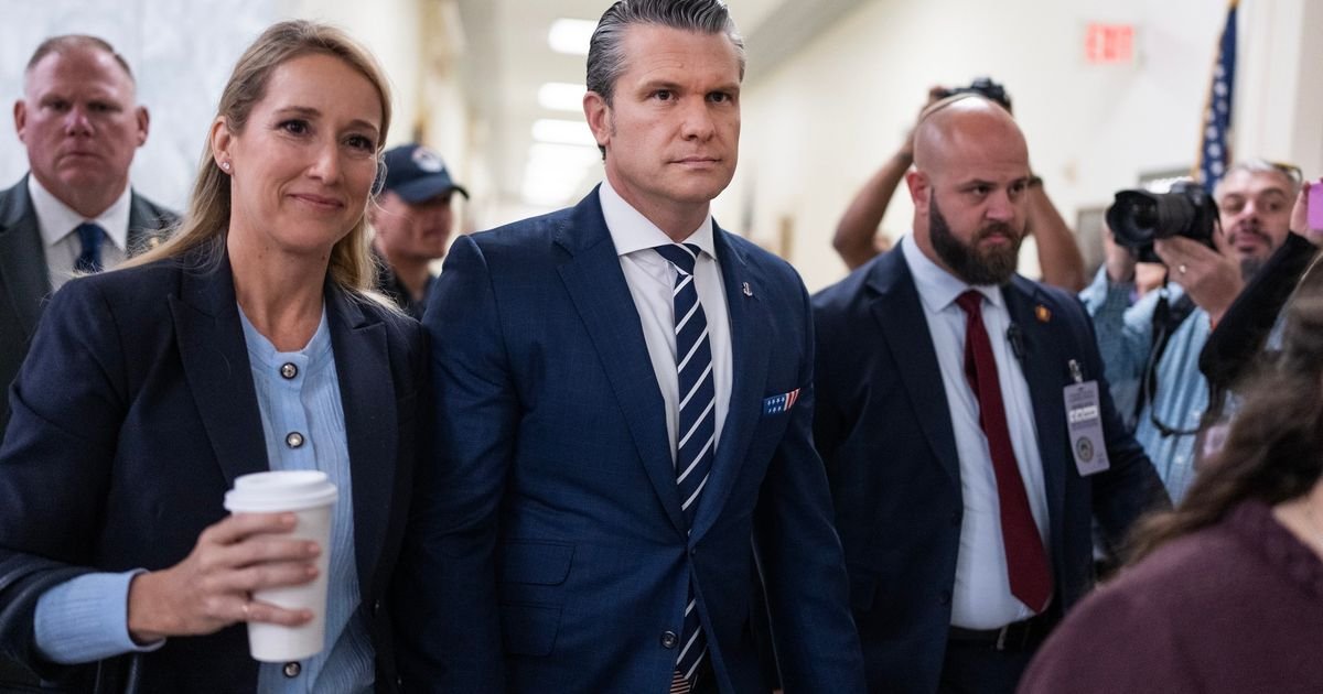 Hegset u zvaničnu posetu Francuskoj došao sa ženom i šestoro dece: Svi gledaju ovaj snimak, jedno brine!
