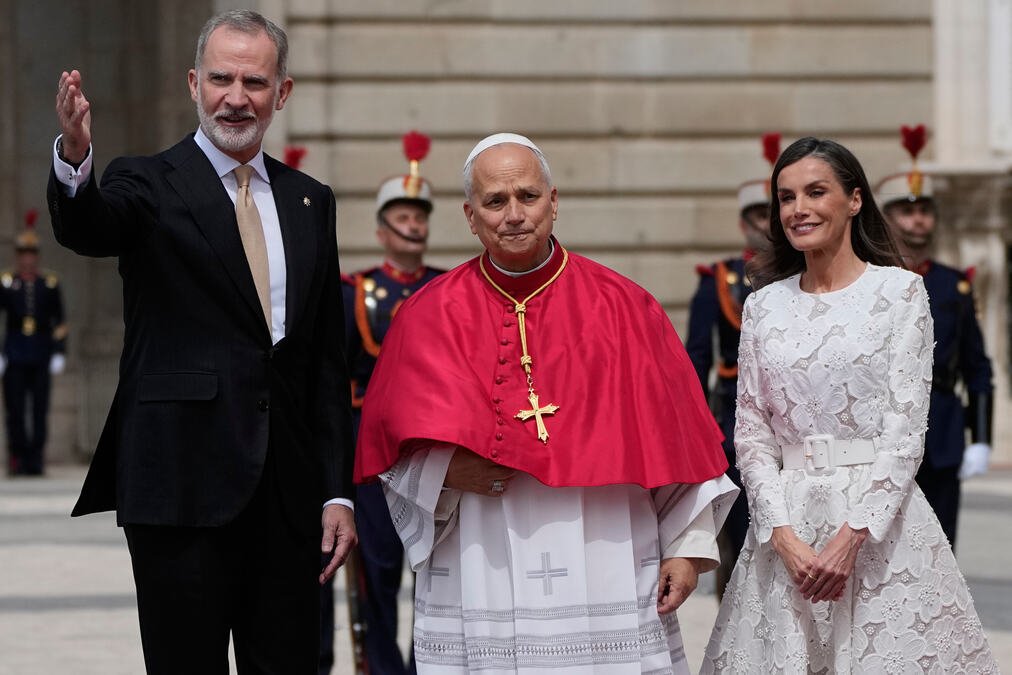 (FOTO GALERIJA) PAPA LAV XIV U POSETI ŠPANIJI: Sastao se sa kraljem i kraljicom! Dočekan je uz najviše državne počasti! (VIDEO)