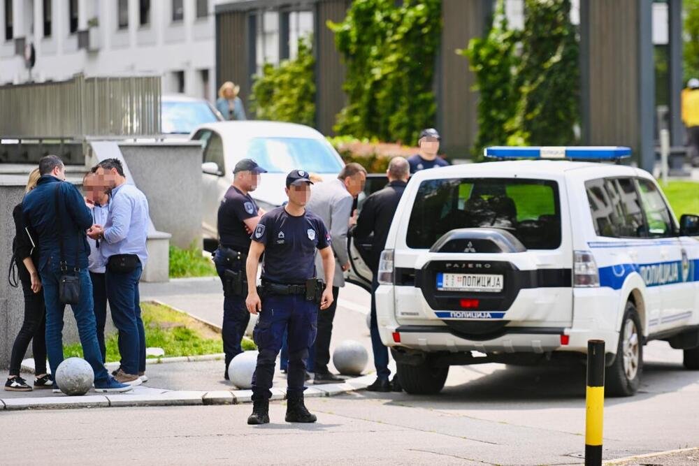 Policajci zaustavili kombi kod Leskovca, a unutra su imali šta i da vide: Lisice na ruke vozača su stavljene odmah