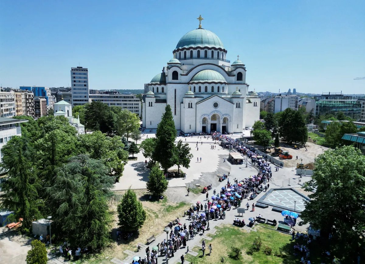 Ispred Hrama Svetog Save u toku moleban, posle kojeg će Pojas Presvete Bogorodice krenuti put Vatopeda