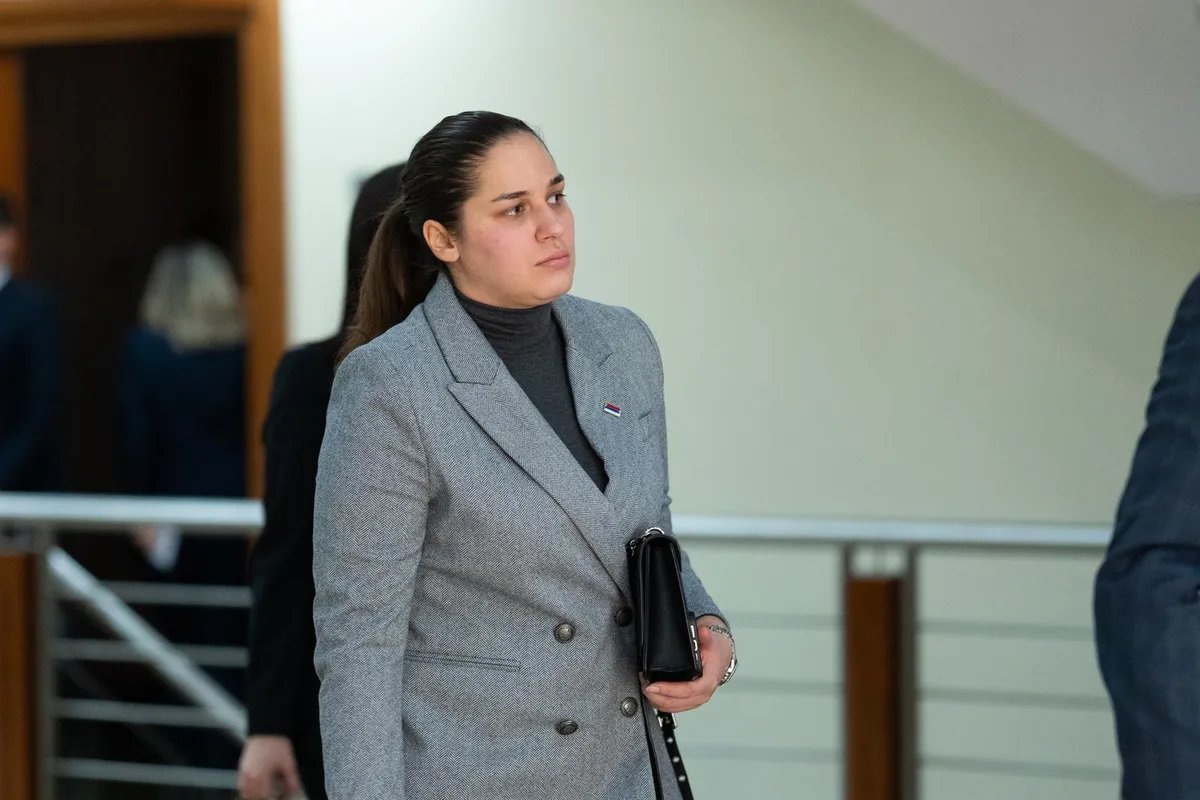 Potpredsednica Narodne skupštine Republike Srpske slupala službeni "audi A3" u četiri ujutru: Automobilom probila ogradu i pala s nadvožnjaka na krov FOTO