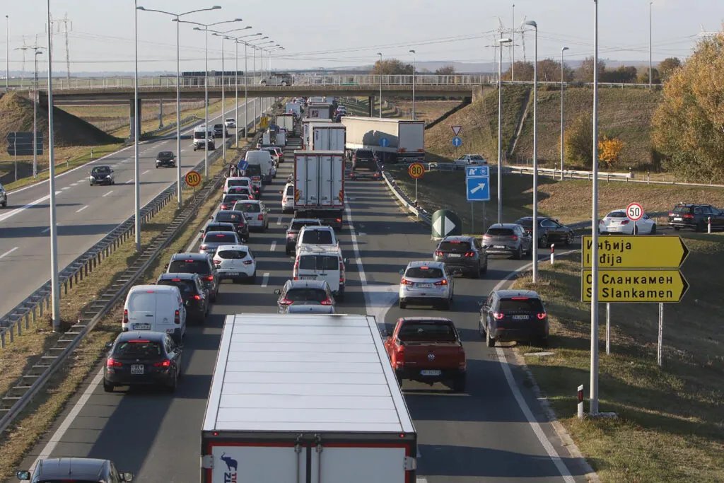 Teška nesreća kod Valjeva: Kombi se zakucao u zadnji deo kamiona, vozilo potpuno smrskano FOTO