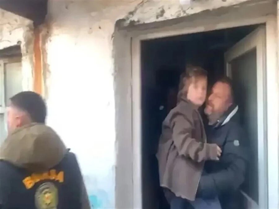 DEVOJČICA 7 GODINA ŽIVELA U KANDŽAMA MONSTRUMA: Klupko užasa počelo da se odmotava kad joj je umro otac, izustila samo jednu reč koja je rasplakala svet (FOTO)
