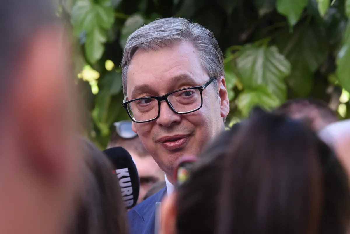 VIDEO Ogladneo u Tvitu "od evropske hrane": Vučić se vratio u Srbiju nakon blamaže u Crnoj Gori i odmah otišao na Akademiju mladih lidera SNS-a