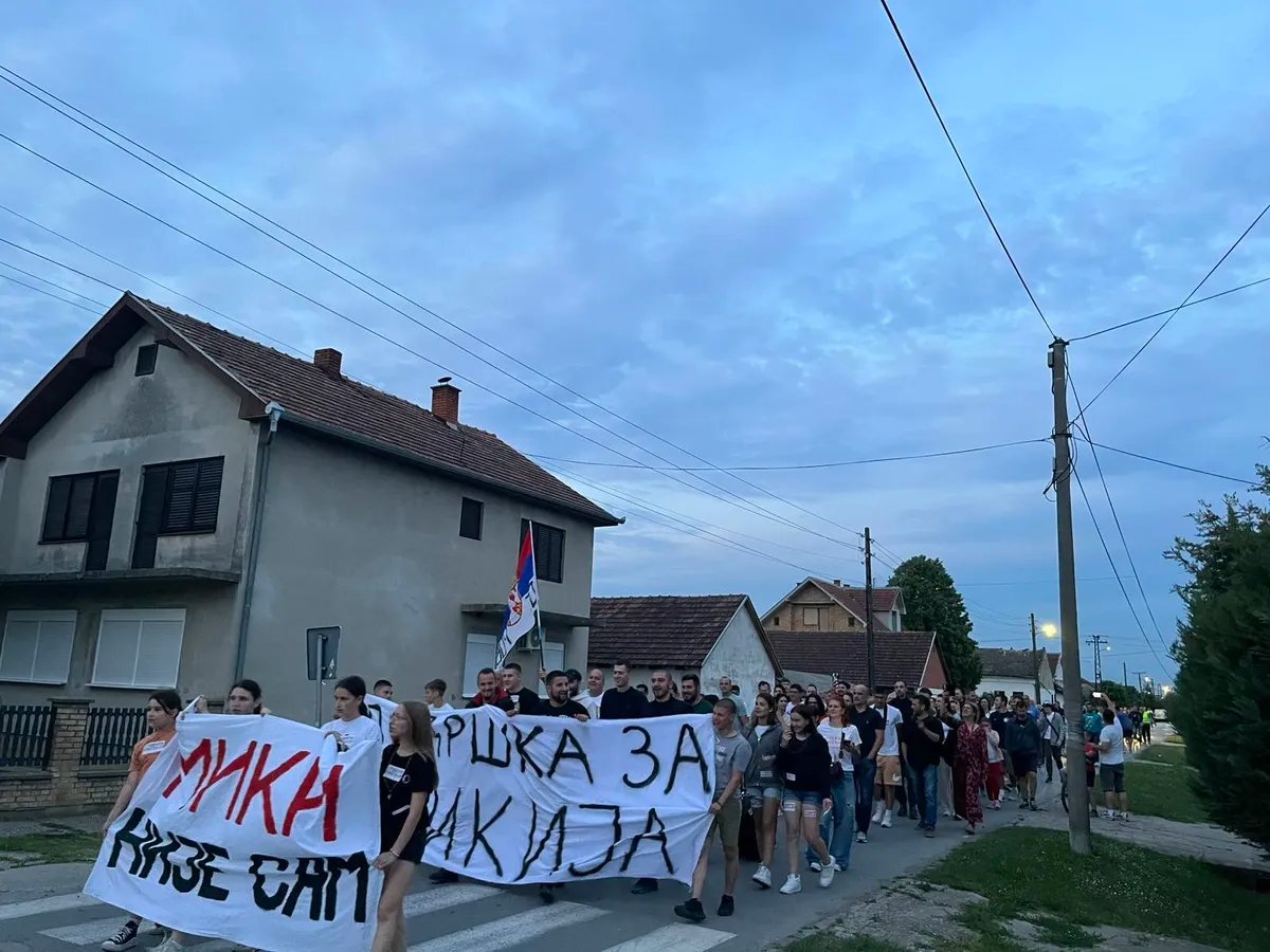 U Obrovcu kod Bačke Palanke skup mladiću koji je u pritvoru nakon incidenta na javnom skupu