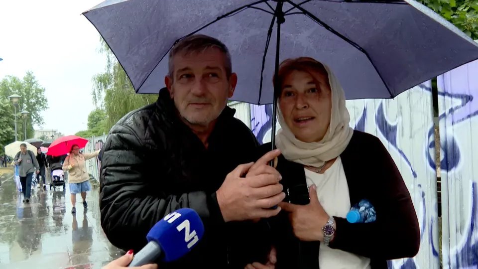 N1 sa građanima ispred Hrama Svetog Save: "Imam 78 godina, četiri sata sam čekala da se poklonim Pojasu Presvete Bogorodice, sad opet idem"